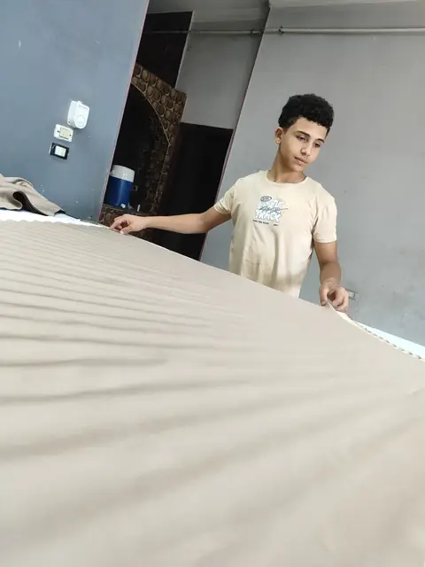 تكسير قماش بيج داخل المصنع