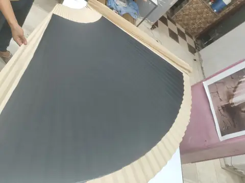 قطعة كلوش سوداء مكسّرة على قالب الخشب