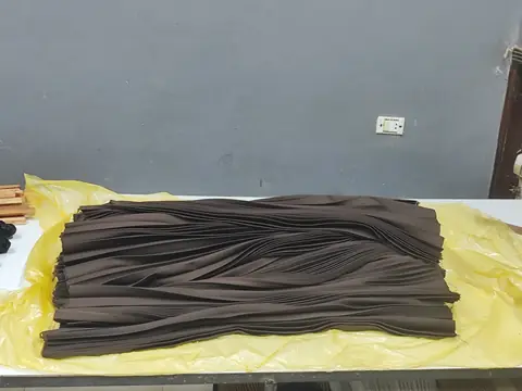 قماش بني مكسّر بليسيه