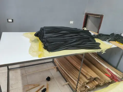 شغل بليسيه رمادي غامق جاهز على طاولة المصنع
