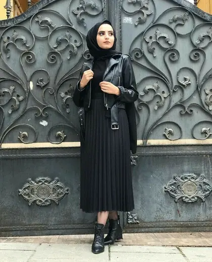 جيبة بليسيه سوداء مع جاكيت
